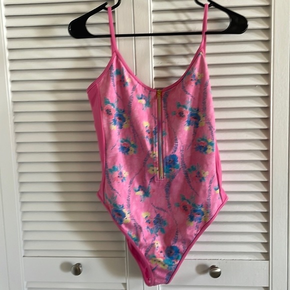 LoveShackFancy × Beach Riot Hibiscus One Piece Swimsuit - NWT - Picture 3 of 4